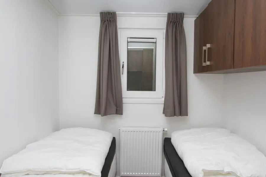 Slaapkamer met 2 losse bedden chalet met overdekt terras