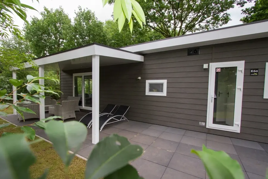 Voorzijde chalet met overdekt terras klein