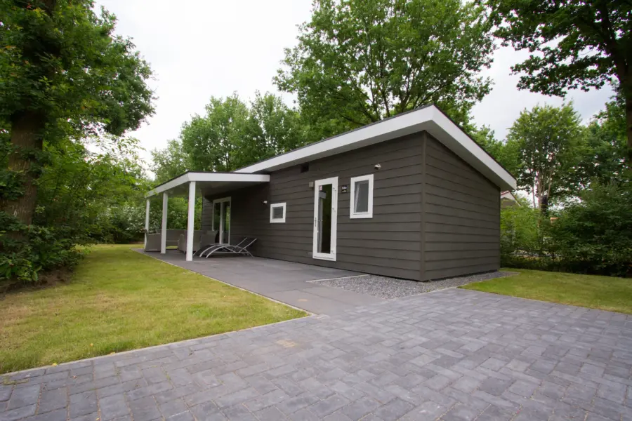 Buitenzijde chalet met overdekt terras