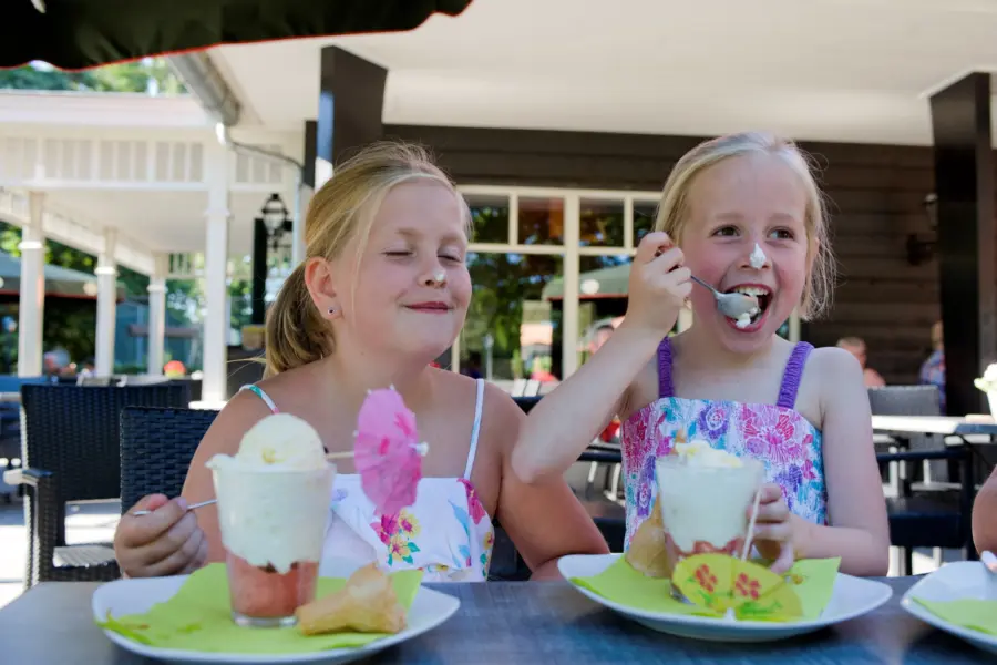 IJsje eten bij restaurant De Heksenboom
