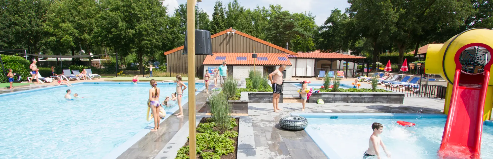 Een overzichtsfoto van het vernieuwde zwembad