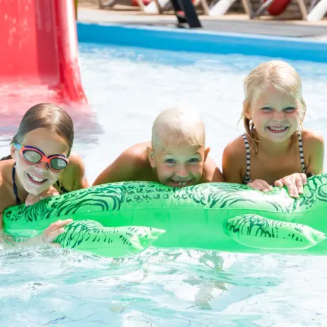 Met de krokodil in het zwembad kleiner