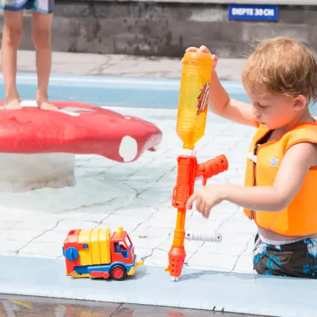 Spelen met water bij het zwembad