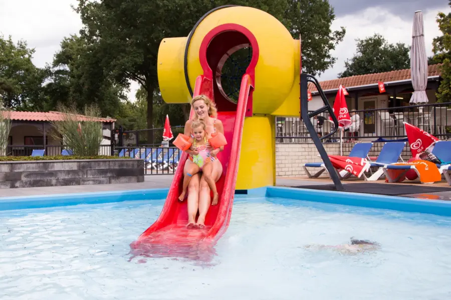 Samen glijden van de glijbaan in het zwembad kleiner