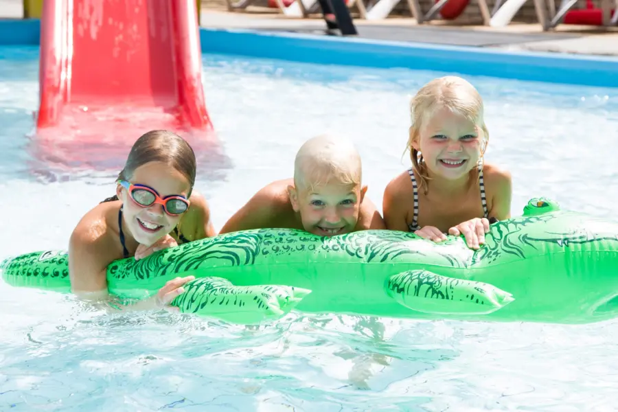 Met de krokodil in het zwembad kleiner