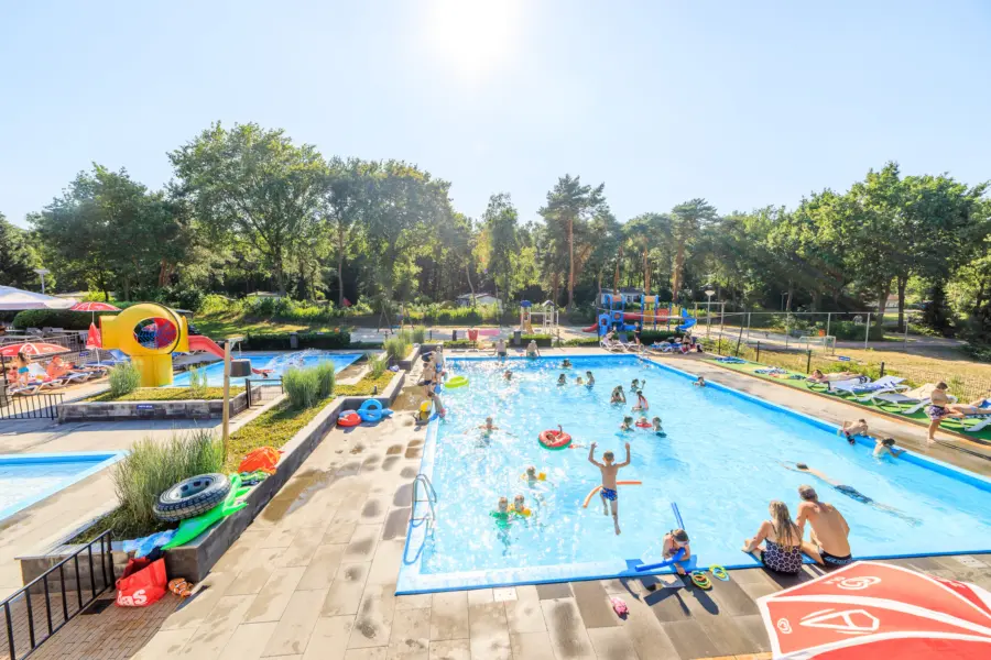 Buitenzwembad met kinderen bij de Ullingse Bergen in Sint Anthonis, Noord-Brabant