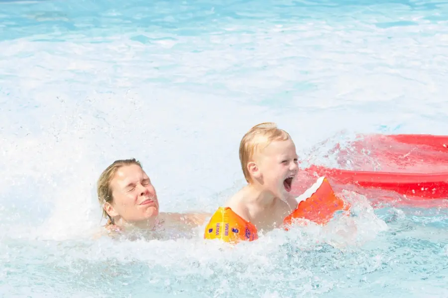 Waterpret in het zwembad klein
