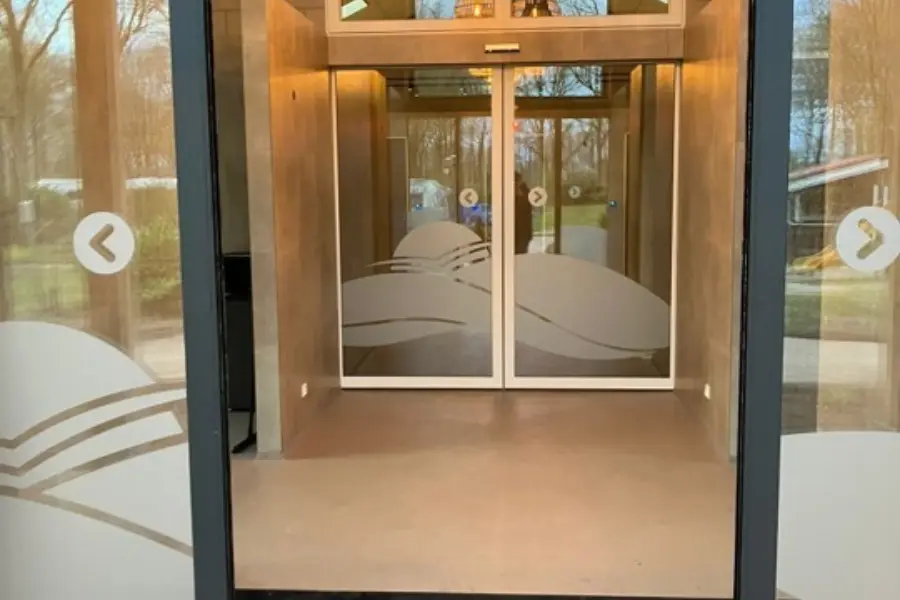 Binnenkomst nieuw toiletgebouw