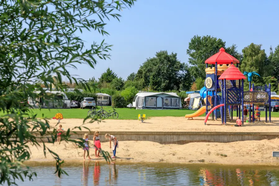 Vijver + speeltuin Akkertien