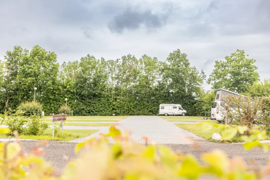 Camperplaatsen met comfortpaal voor elektra water en afvoer