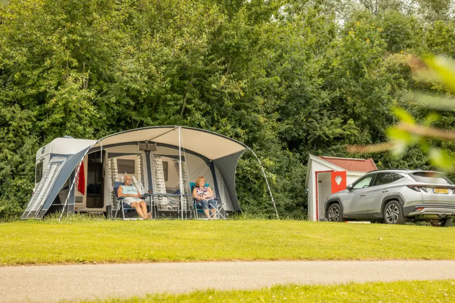 Kampeerplaats met prive sanitair auto
