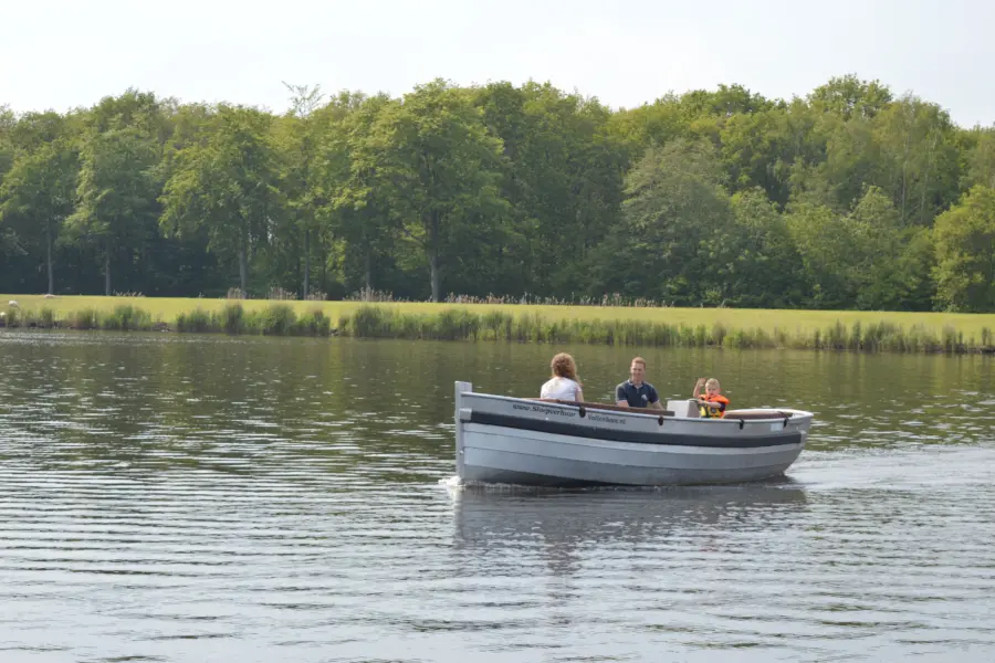 Bootje varen in de omgeving van Vakantiepark 't Akkertien