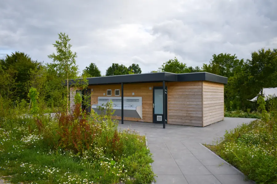 Buitenkant sanitairgebouw