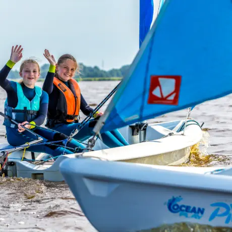 Zeil- en windsurfschool meiden zwaaien water - Cnossen Leekstermeer