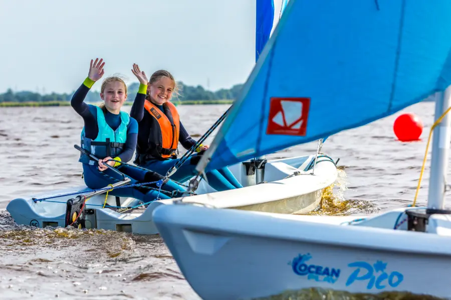Zeil- en windsurfschool meiden zwaaien water - Cnossen Leekstermeer