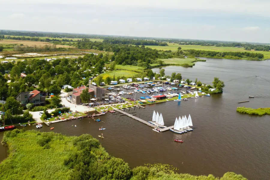 Camperplaats Cnossen Leekstermeer in Friesland