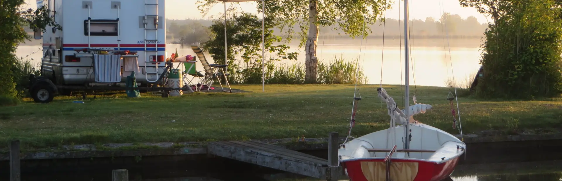 kampeerplaats aan het water