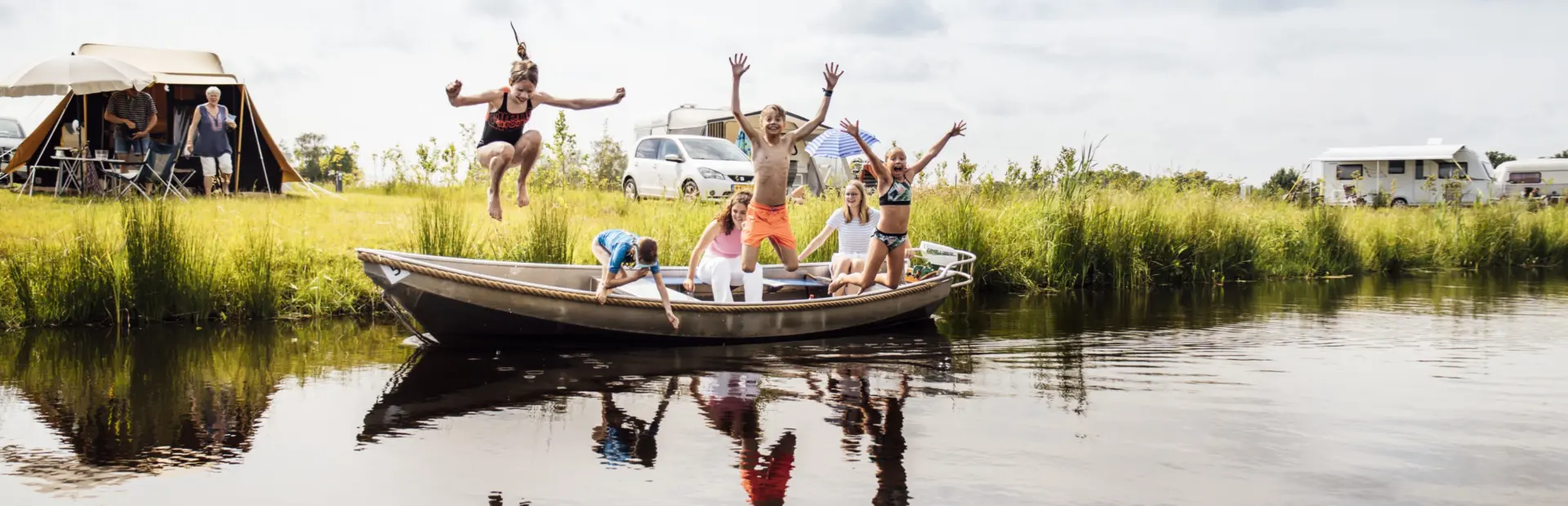 Grote foto -Kampeerplaatsen aan het water