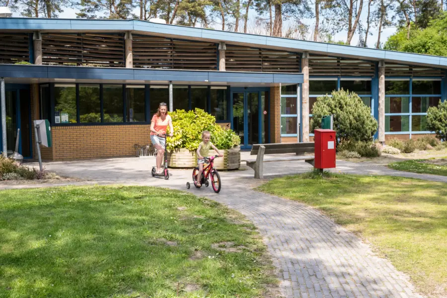 Sanitairgebouw moeder-dochter