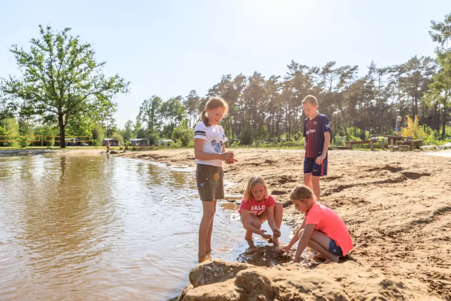 Zandkastelen bouwen bij de speelvijver op Camping Diana Heide - Kindercamping Drenthe