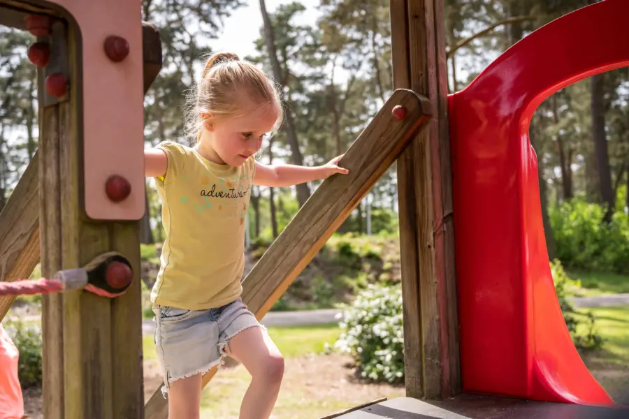 Meisje in speeltuin Diana Heide - Kindercamping Drenthe