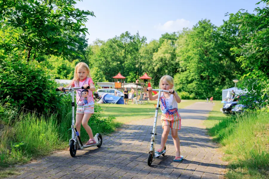 Kinderen op de step - Kindercamping Drenthe