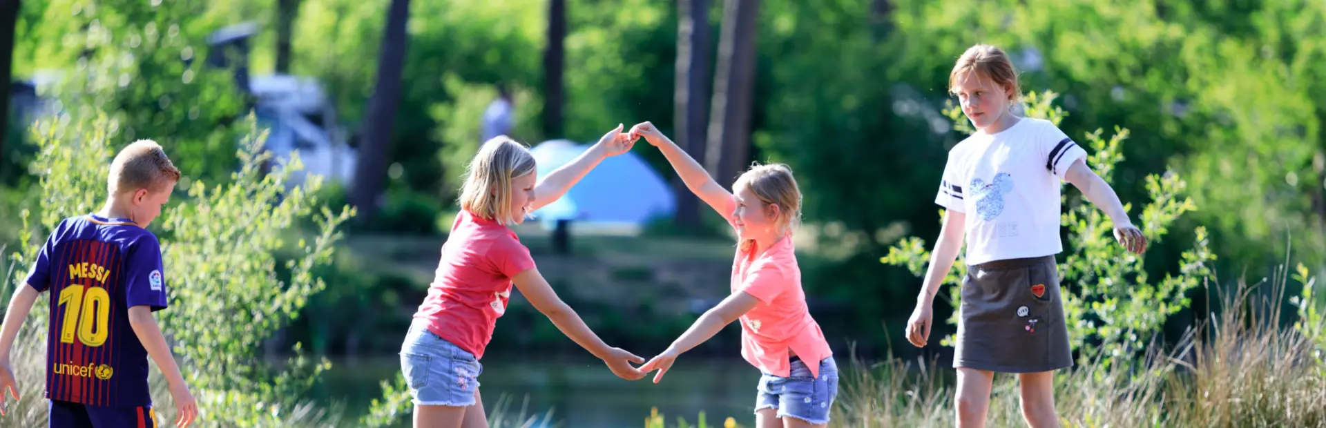 Kindercamping Drenthe Camping Diana Heide - Bij de vijver spelen