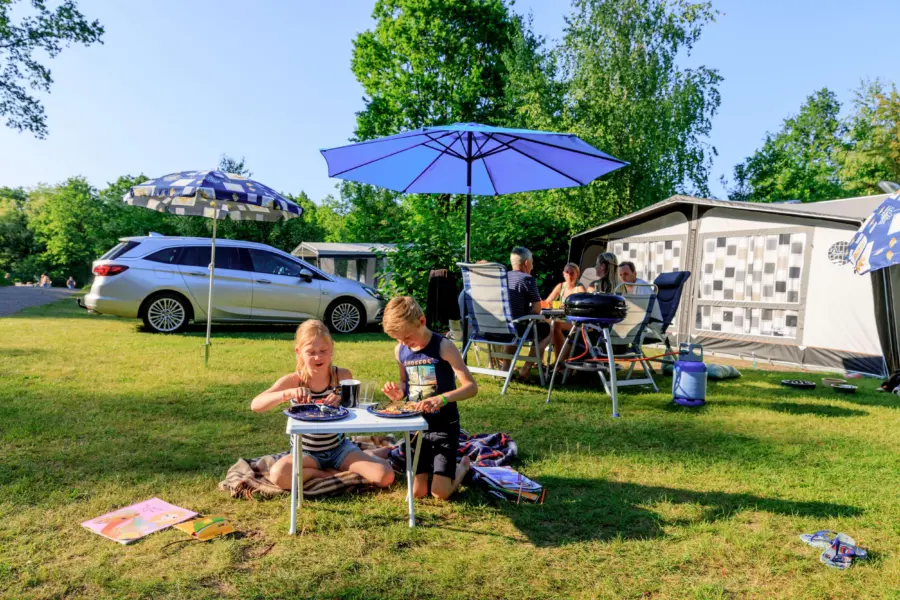 DH kamperen kampeerplaats eten kind familie gezin