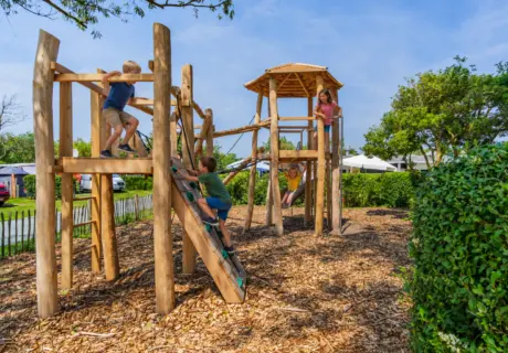Speeltuin met glijbaan en klimtoestel voor kinderen op Camping Duinoord in Zeeland