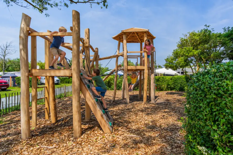 Speeltuin met glijbaan en klimtoestel voor kinderen op Camping Duinoord in Zeeland