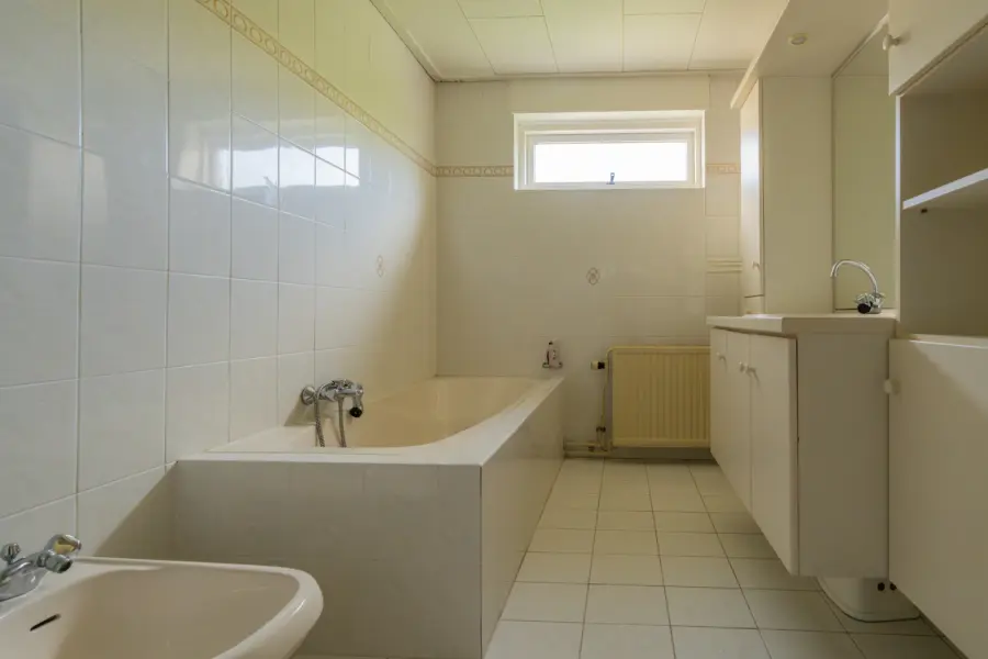 Oude strandhuis badkamer 1