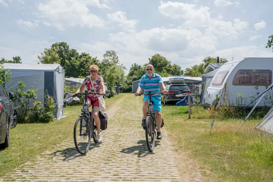 GV kamperen Luxe Comfortplaats fietsen stel senioren 4 1