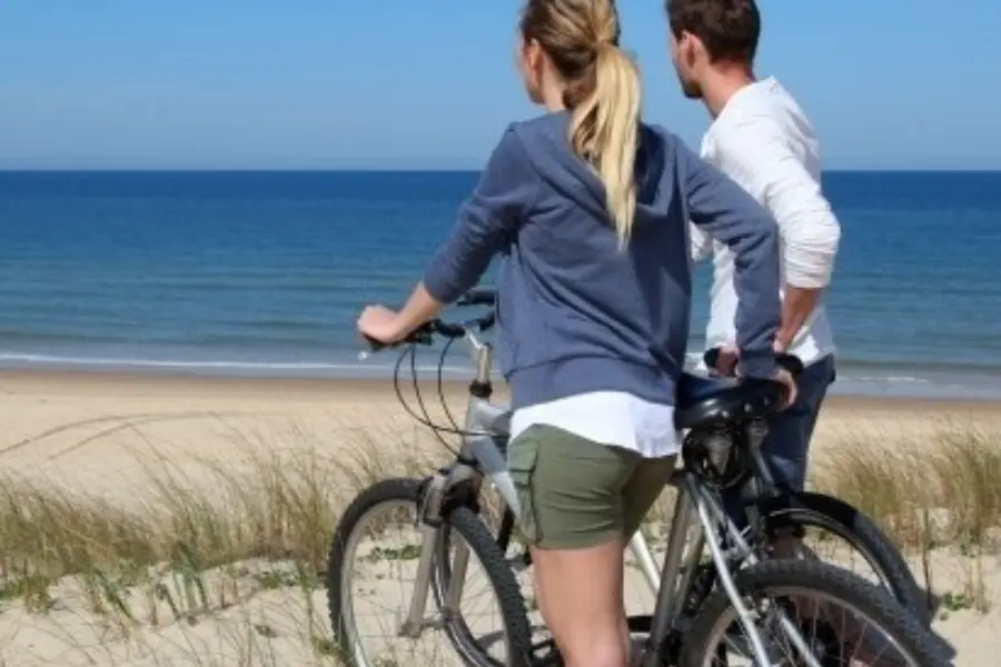 Fietsen langs het strand in Zeeland