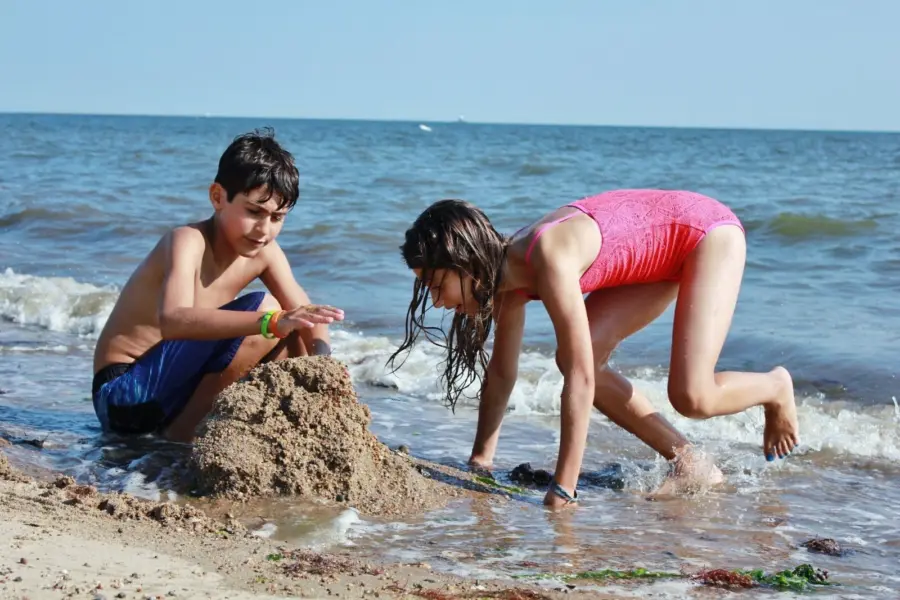 Kinderen bouwen zandkasteel op het strand in Zeeland