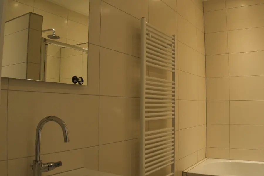 Camping De Haeghehorst-Ermelo-gezinssuite-badkamer1