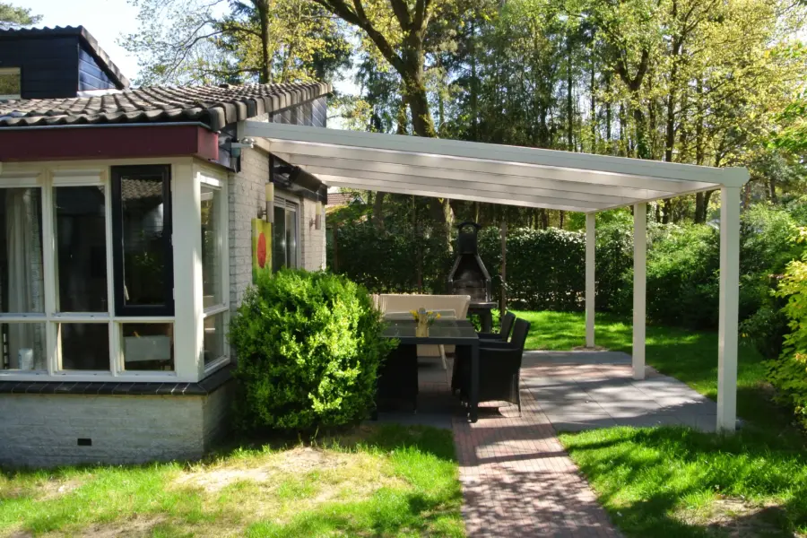 zijkant terras bungalow 37Dahlia De Haeghehorst