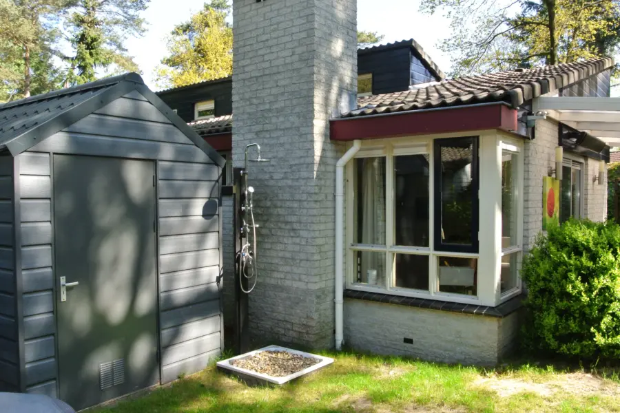 buiten douche bungalow 37