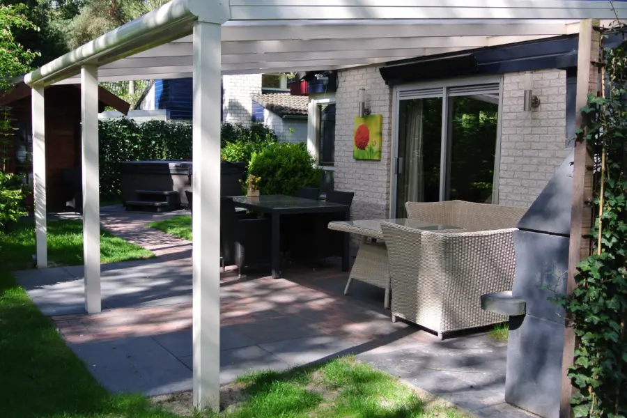 zicht op terras bungalow 37