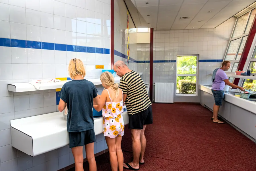 BC- Camping De Haeghehorst - sanitairgebouw afwassen 1 (1)