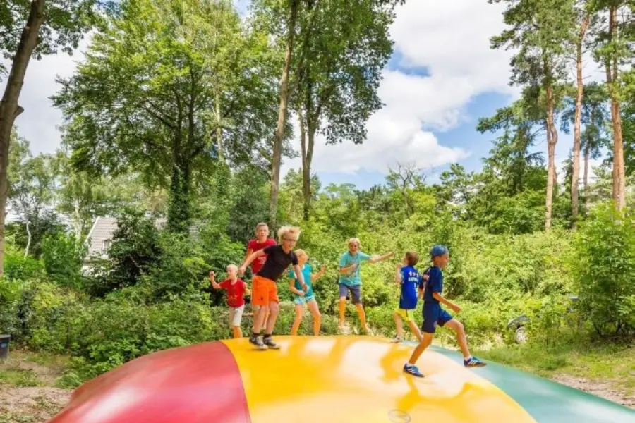 Kinderen op air sprinkussen