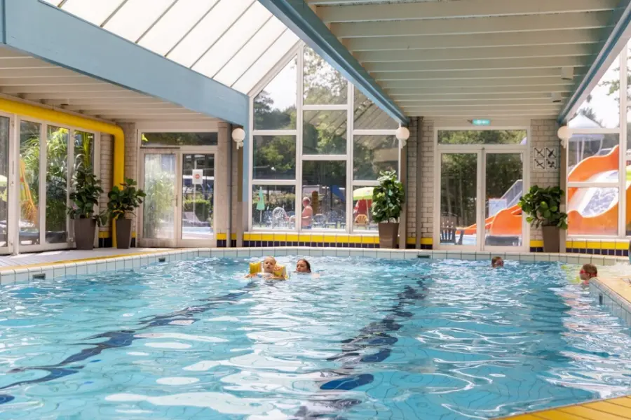 Binnenzwembad mensen De Haeghehorst