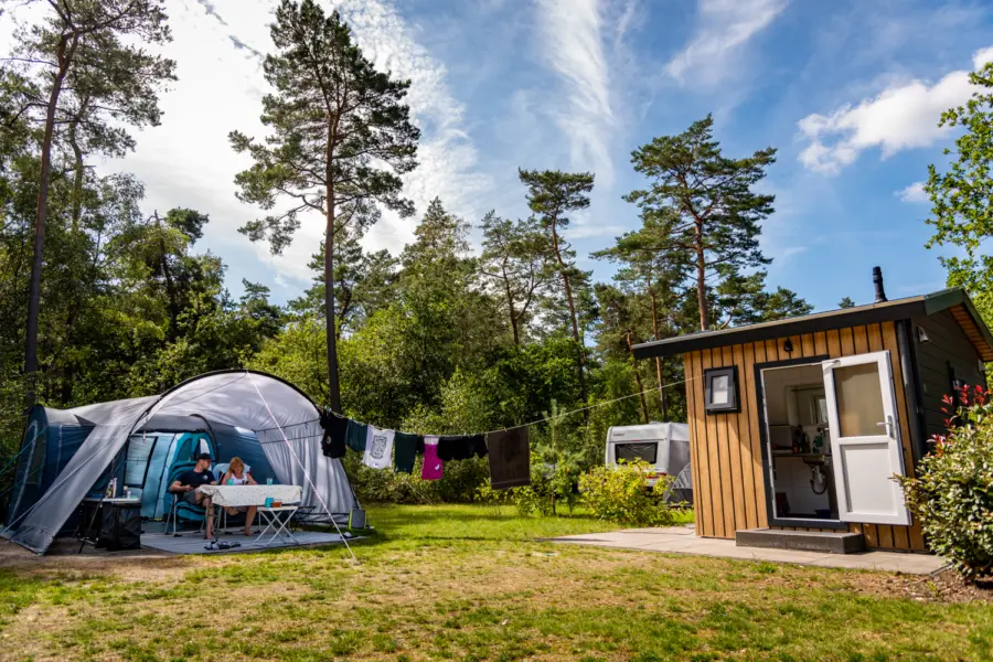 Ruime kampeerplaats met privé sanitair op Camping De Haeghehorst in Gelderland