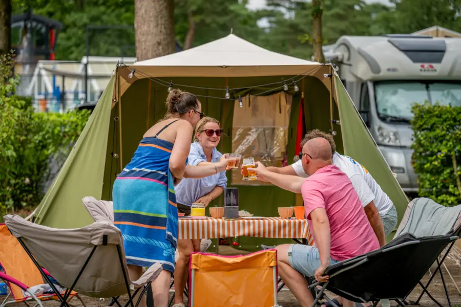 HH kamperen Comfortplaats tent proosten drankjes vrienden 1 LR