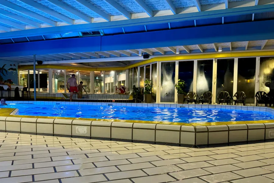 EH Binnenzwembad s avonds Camping De Haeghehorst