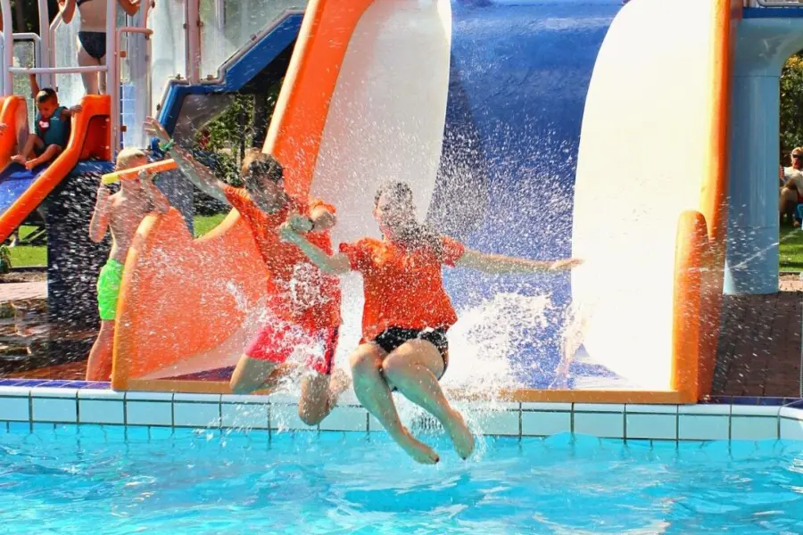 EH Animatieteam 3 zwembad Camping De Haeghehorst