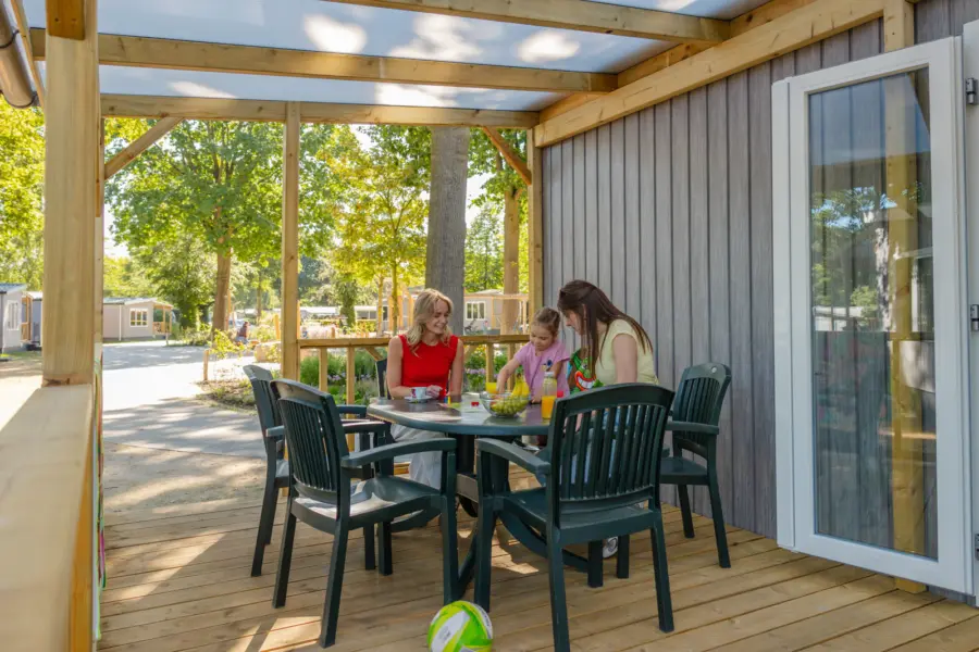 Veranda van Bos Chalets op Camping De Heldense Bossen