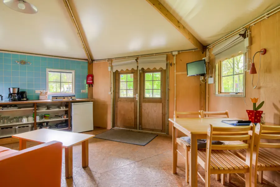 Kampeerbungalow binnenkant heldense bossen