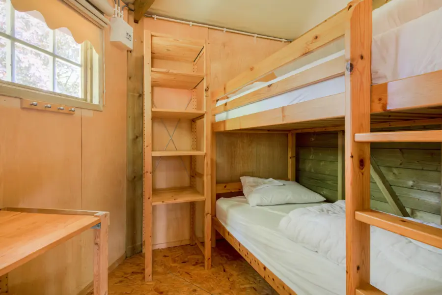 Slaapkamer kampeerbungalow