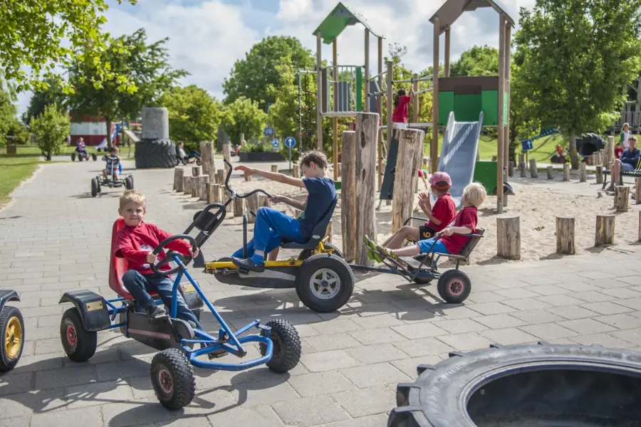 Skelterbaan buiten speeltuin Pierewiet