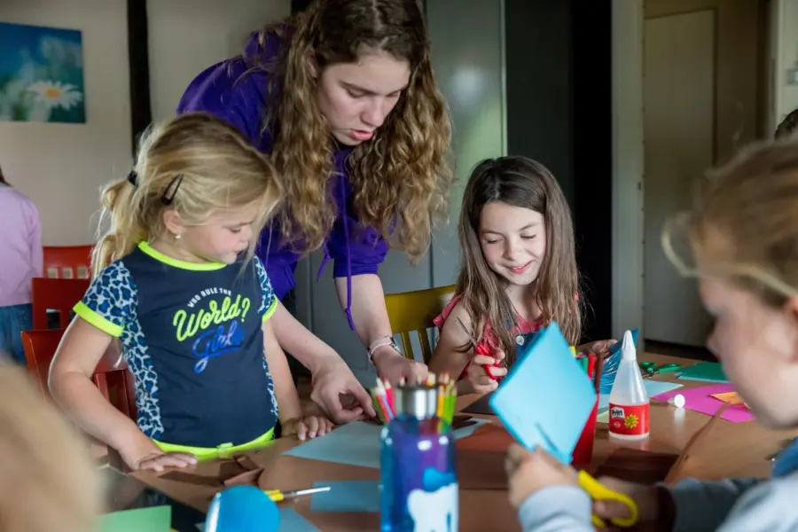 Animatie knutselclub kindvriendelijke camping